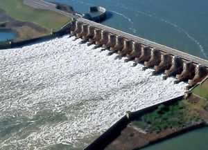 La represa Yacyretá abre compuertas para que lleguen barcos hasta Rosario