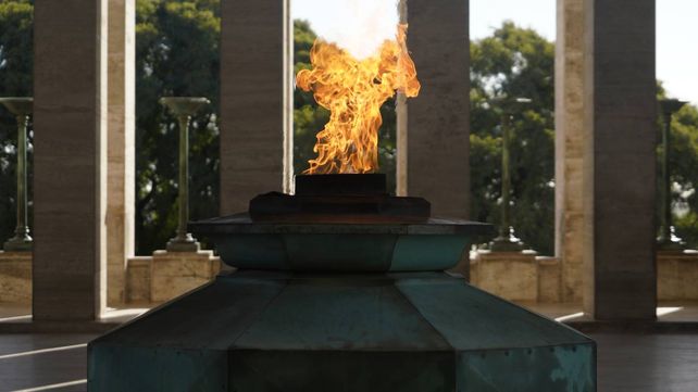 La llama votiva ilumina el centro del Propileo