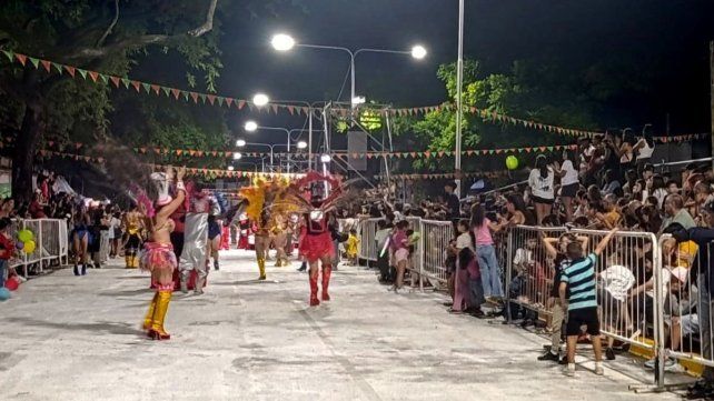 El Carnaval de Paraná celebró la tercera noche y se prepara para el cierre