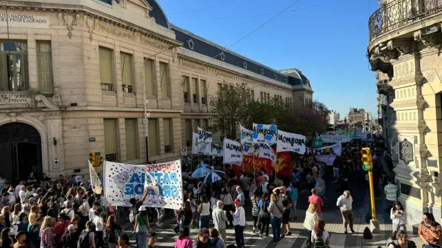 Las calles se llenaron en defensa de la universidad pública