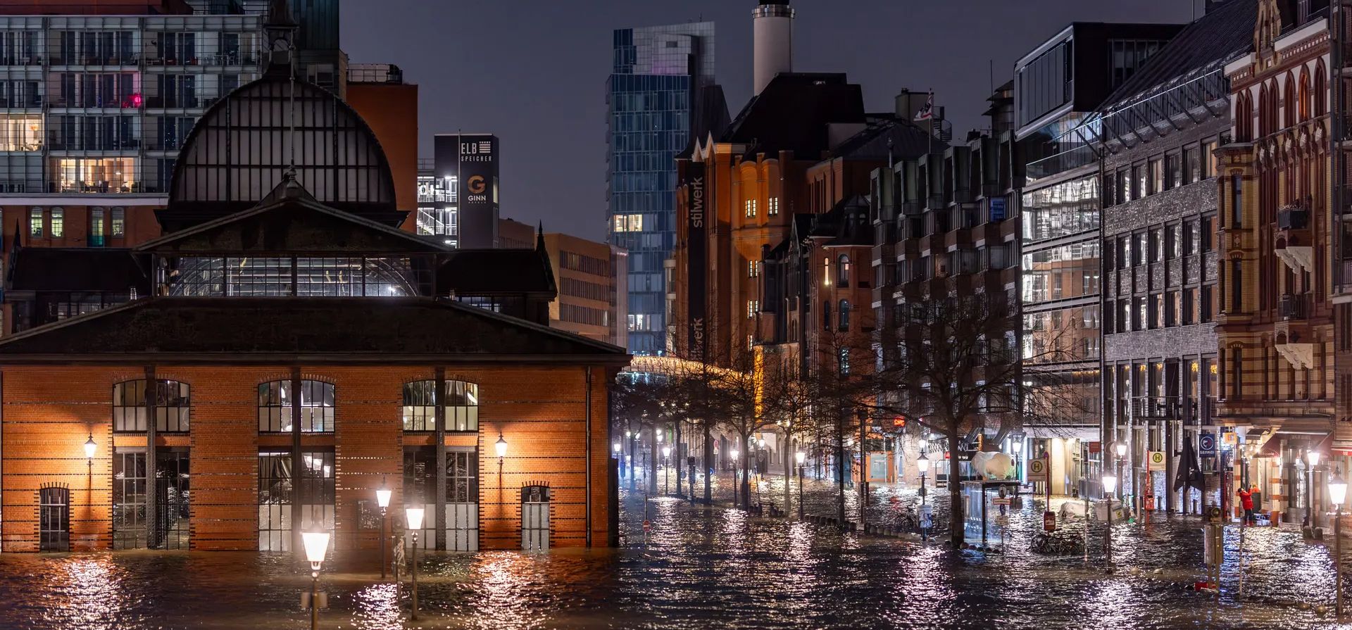 El mercado de pescado y las calles circundantes en el paseo marítimo de Hamburgo están inundados tras una marejada ciclónica Fotografía: Axel Heimken/AFP/Getty Images El mercado de pescado y las calles circundantes en el paseo marítimo de Hamburgo están inundados tras una marejada ciclónica Fotografía: Axel Heimken/AFP/Getty Images