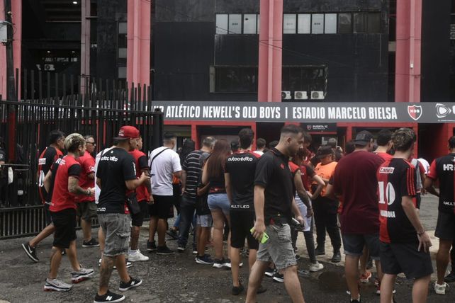 Los hinchas de Newell's ya ingresan al Coloso para ver el clásico frente a Central.