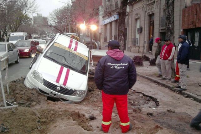 Taxi quedó sumergido casi por completo dentro de un pozo
