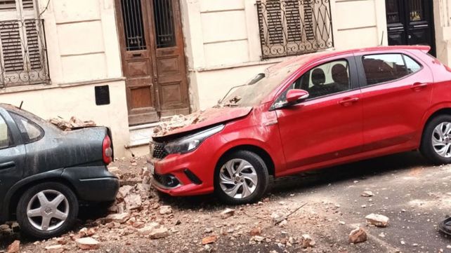 San Luis al 500: cayó mampostería desde una antigua casona y provocó serios daños en dos autos