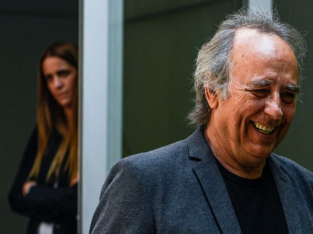 Serrat llegó ayer a Buenos Aires donde opinó sobre el Referéndum de Cataluña.