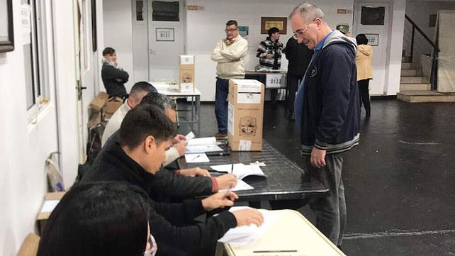 Los ciudadanos de Misiones votan para renovar la mitad de la Legislatura. La elección está marcada por el uso del voto electrónico y la controversial Ley de Lemas