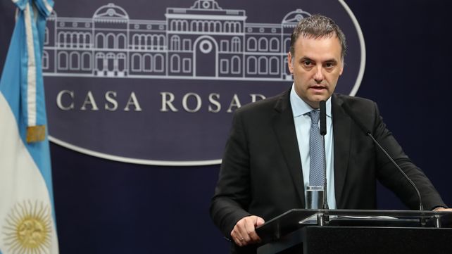 El vocero presidencial Manuel Adorni cuestionó este lunes el “despilfarro” y la “desidia” de la gestión anterior en Pami.&nbsp;