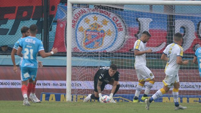 Central se equivocó rápido contra Arsenal y le costó un gol.