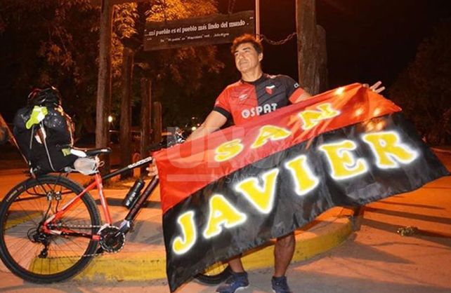 Jorge Nini es hincha de Colón y decidió llegar a ver la Copa Sudamericana en en bicicleta