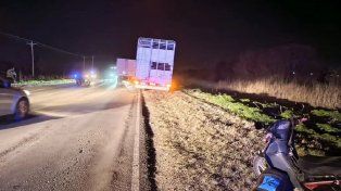 Fatal accidente en ruta 11: mujer cayó de una moto y murió arrollada.