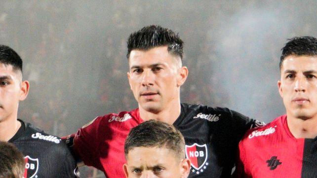 Víctor Cuesta llevó la cinta de capitán por la ausencia de Ever Banega