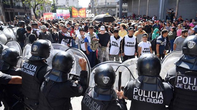 Corridas y enfrentamientos entre manifestantes y la policía rumbo a Plaza de Mayo