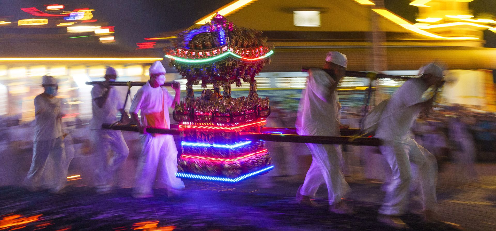 Los chinos de Malasia, que llevan a un Dios Emperador, caminan descalzos sobre carbones encendidos en el último día del festival de los Nueve Dioses Emperadores en un templo en Kuala Lumpur, el martes 4 de octubre de 2022.
