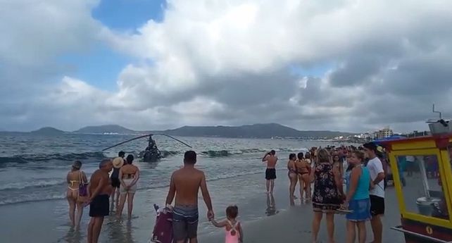 Video: un helicóptero cayó en una playa de Florianópolis
