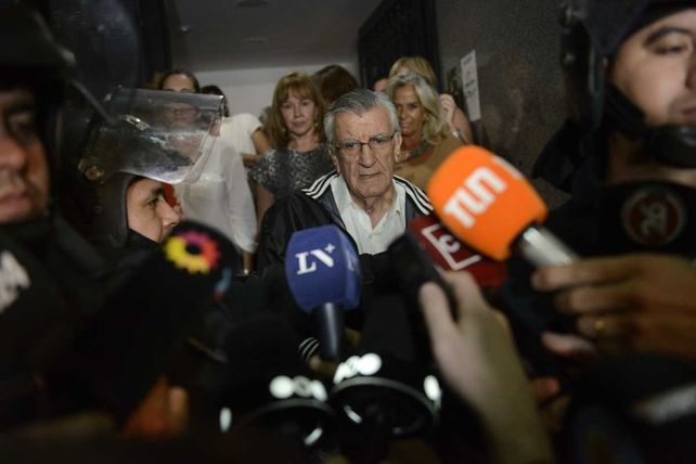 Gioja sale para hablar con la prensa. Estuvo escoltado por varias mujeres