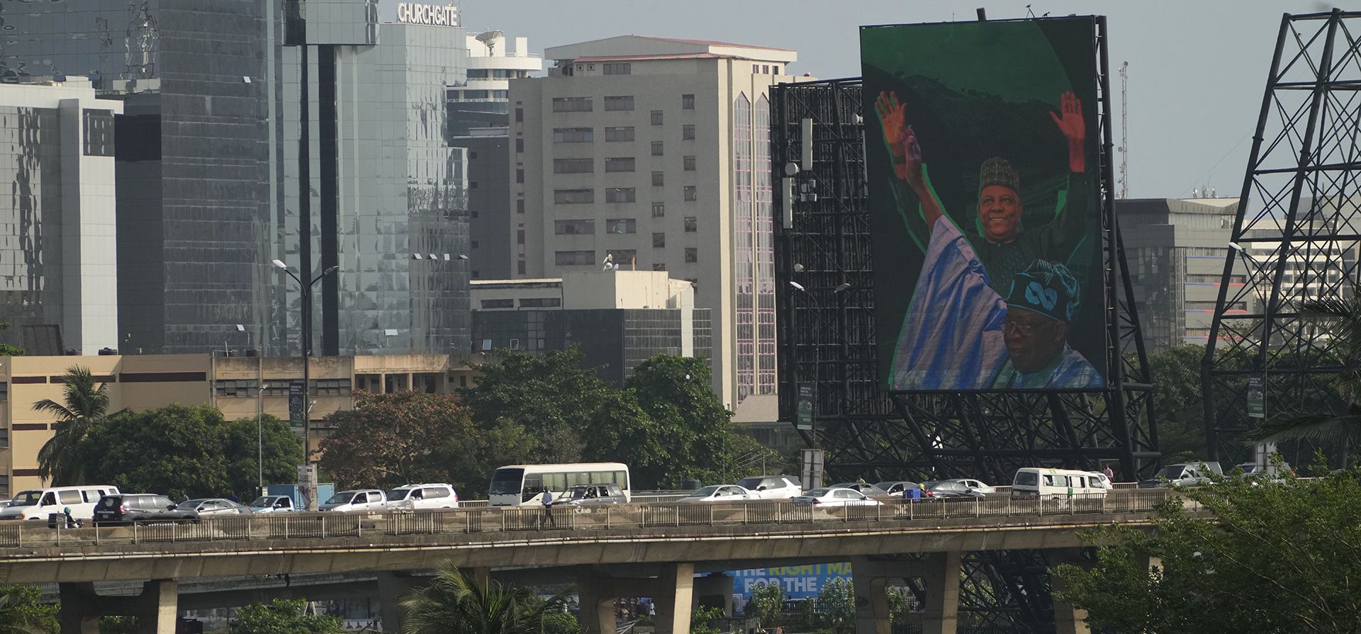 Los automóviles pasan frente a vallas publicitarias electrónicas de la campaña de Bola Ahmed Tinubu, candidato presidencial del Congreso de Todos los Progresistas, partido gobernante de Nigeria, en Lagos, Nigeria. Impulsados por el alto desempleo y la creciente inseguridad, los nigerianos más jóvenes se están movilizando en números récord para participar en las elecciones presidenciales de este mes. (Foto AP/Domingo Alamba)