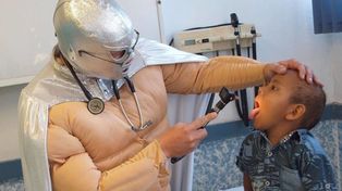 Un médico combate la leucemia infantil disfrazado de superhéroe