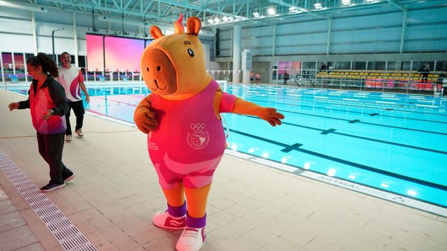 La mascota de los Suramericanos no podía estar ausente de un estreno histórico. Capi hizo de las suyas y entretuvo también al numeroso público presente.