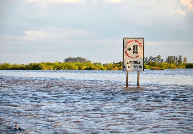 Bajo agua. Así lucía el viernes la autopista a la altura del kilómetro 103