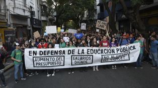 Marcha universitaria. En abril docentes y estudiantes se movilizaron por el centro de Rosario.
