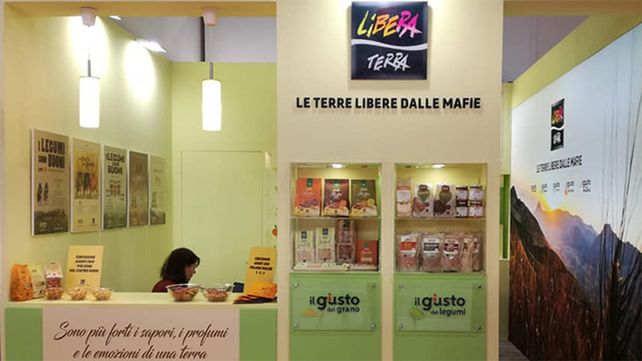 Las etiquetas de los productos provenientes de bienes recuperados de la mafia exhiben los datos de su origen: qué organización criminal se combatió