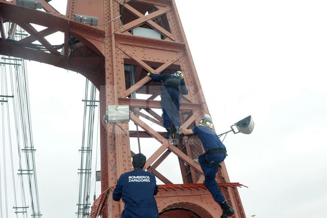 Un hombre amenazó con arrojarse desde el Puente Colgante