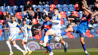 Central. Igancio Ovando cierra puertas ante un ataque de Tigre. El zaguero central canalla fue de lo mejor del equipo de Almirón para el triunfo en Victoria.