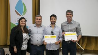 Premio en manos. Dos de los tres arquitectos ganadores, junto al presidente comunal Antonio Fiorenza y la tesorera municipal Maira González.