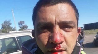 No tenían permiso para circular y le dieron una golpiza al inspector que los paró