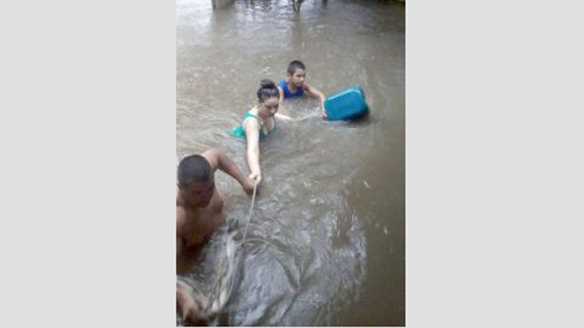 Una familia quedó aislada por el agua en Talita tras el temporal