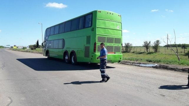 ruta 34. El colectivo en el lugar donde fue parado el domingo por los gendarmes