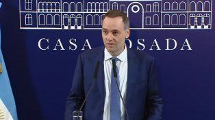 Milei pospone las primeras medidas económicas para este martes y las delega en Caputo