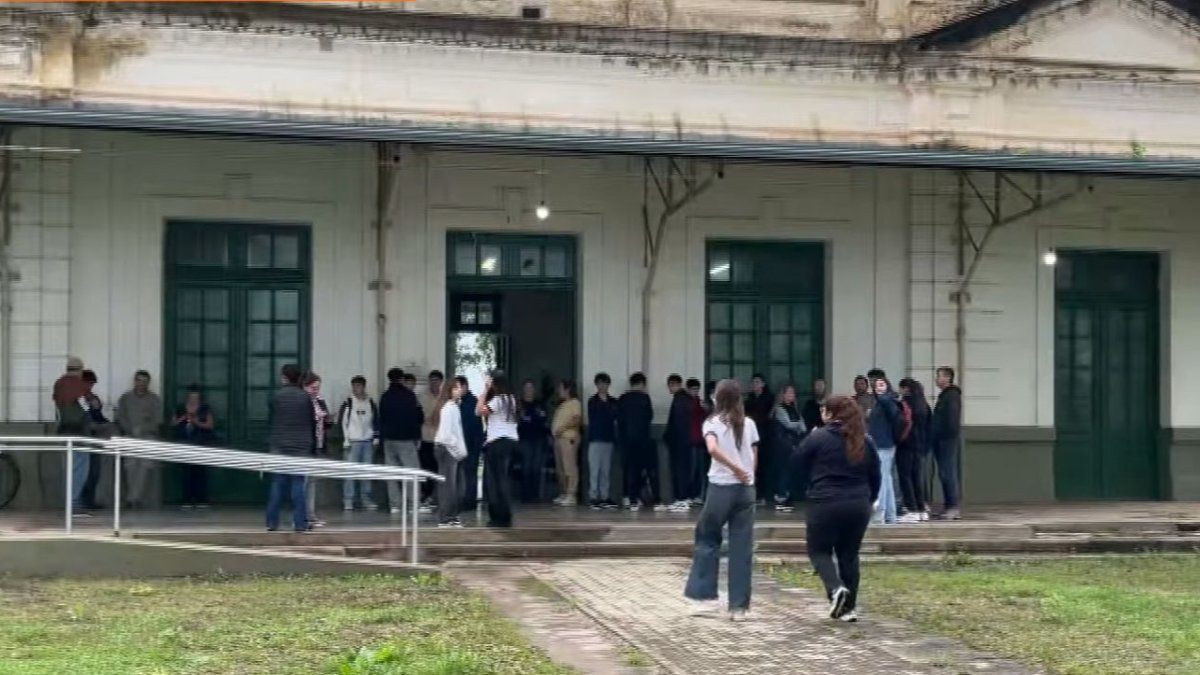 San Cristóbal: un minuto de silencio marcó el regreso a la escuela tras el ataque
