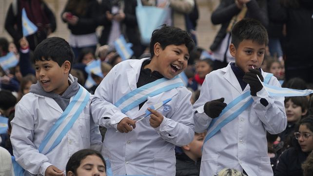 Celeste, blanco y emotivo: alumnos de cuarto grado comenzaron a prometer lealtad a la bandera