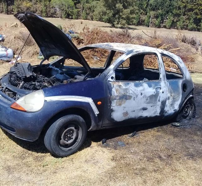 Así quedó. El Ford K fue incendiado por el conductor del vehículo en un insólito episodio.