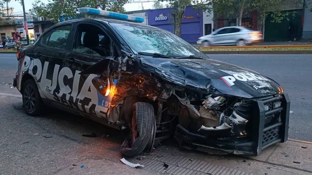 El móvil quedó sobre la vereda después del choque.
