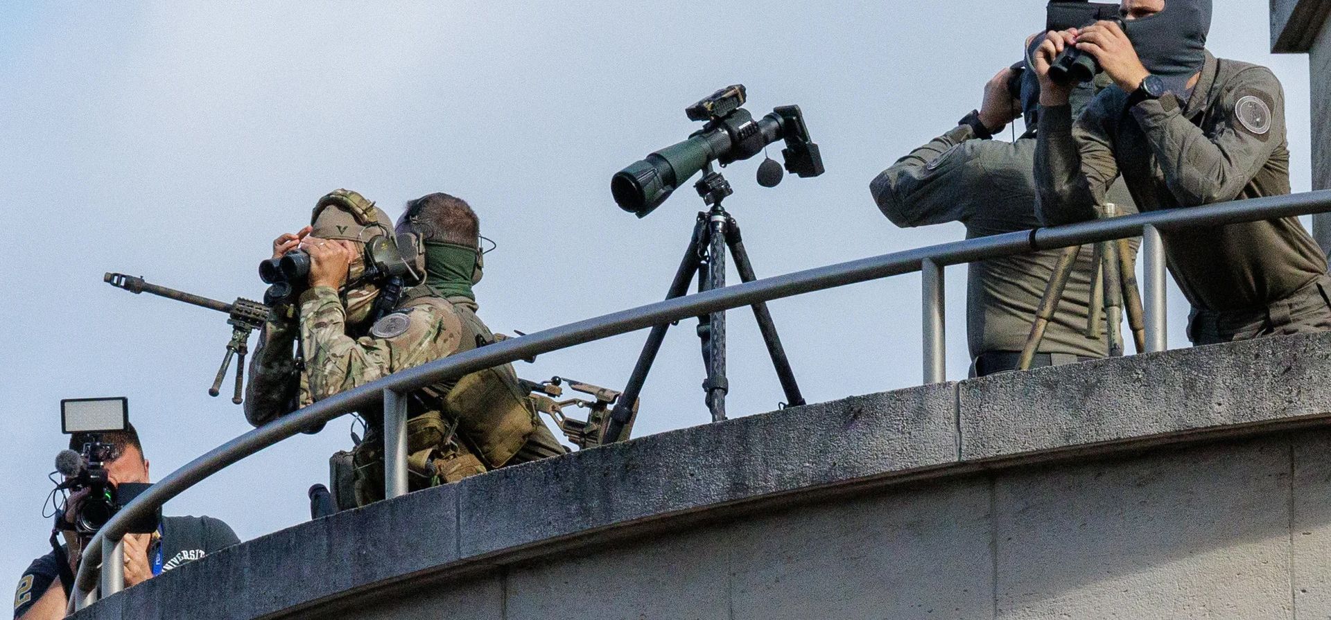 Francotiradores vigilan desde lo alto de la catedral de San Miguel y Santa Gúdula para la misa del Te Deum durante las celebraciones del día nacional de Bélgica, Bruselas, Bélgica. Fotografía: Olivier Matthys/EPA Francotiradores vigilan desde lo alto de la catedral de San Miguel y Santa Gúdula para la misa del Te Deum durante las celebraciones del día nacional de Bélgica, Bruselas, Bélgica. Fotografía: Olivier Matthys/EPA