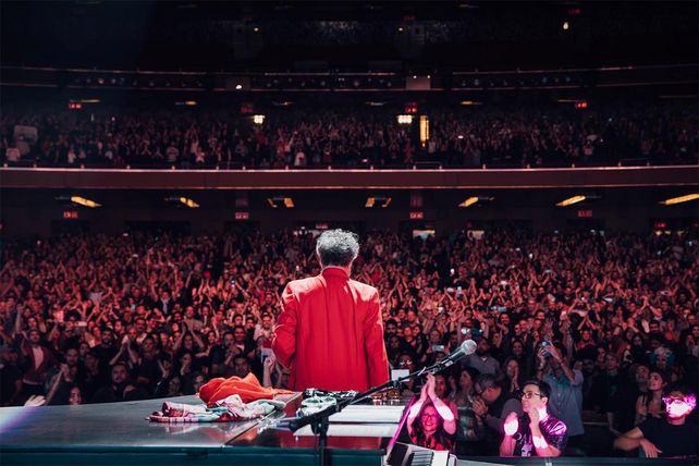 Fito Páez y Elvis Costello cantaron juntos en Nueva York  Yo vengo a ofrecer mi corazón