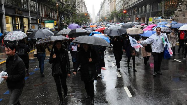 Una multitud vestida de negro marchó contra la violencia de género y los femicidios