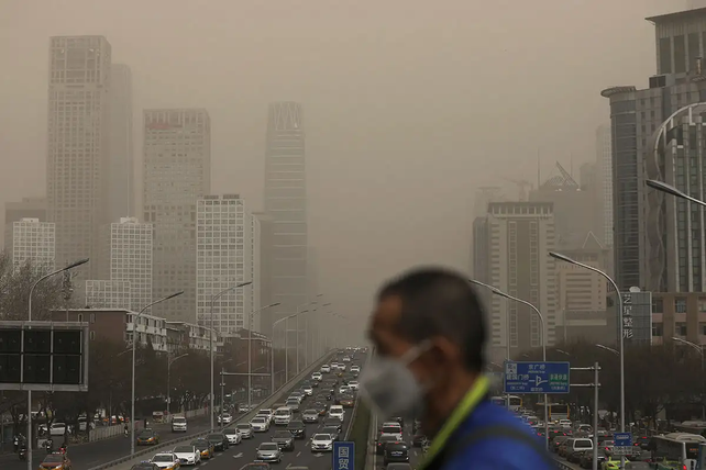 El smog es una constante en muchas ciudades asiáticas por el enorme parque automotor y las industrias que rodean a estas urbes.&nbsp;
