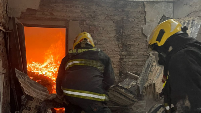 Incendio en un galpón ubicado en Génova al 2300. Cuatro dotaciones de bomberos trabajan en el lugar