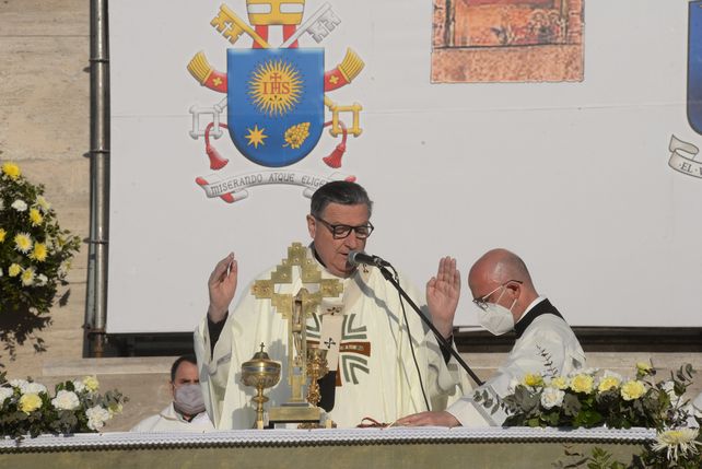 El arzobispo Eduardo Martín celebró la misa en el Patio Cívico del Monumento.