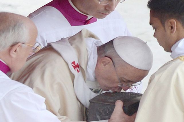 Emocionado, el papa Francisco exhibió por primera vez las reliquias de San Pedro
