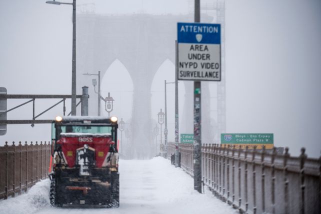 Una maquinaria remueve la nieve en el puente de Brooklin este sábado.