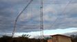 Doblada. La antena quedó en u por las ráfagas del viento. Doblada. La antena quedó en u por las ráfagas del viento.