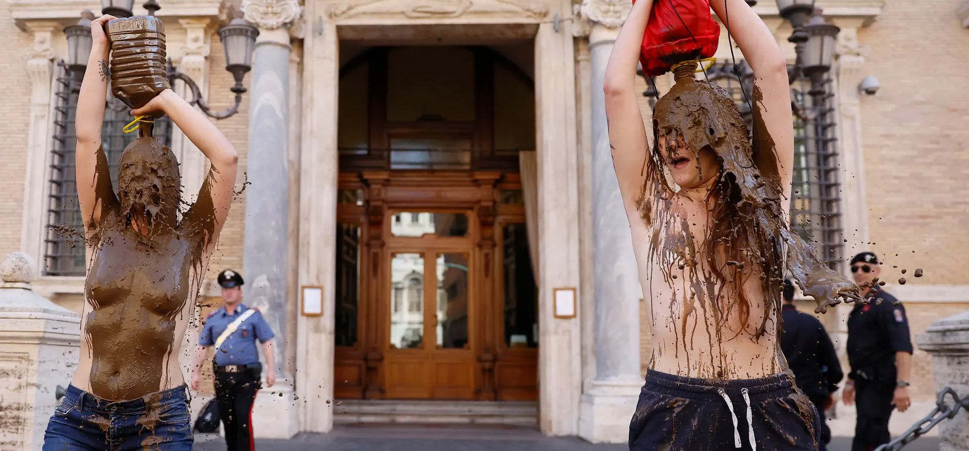 Activistas climáticos de "Extinction Rebellion" vierten barro sobre sí mismos frente al edificio del Senado, Roma, Italia. Fotografía: Cecilia Fabiano/AP Activistas climáticos de "Extinction Rebellion" vierten barro sobre sí mismos frente al edificio del Senado, Roma, Italia. Fotografía: Cecilia Fabiano/AP