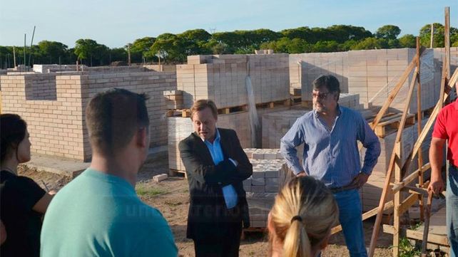 Diálogo abierto. Varisco se reunió con los beneficiarios de las viviendas.