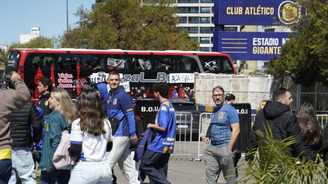 El micro de Newells llegó al Gigante, que está copado por hinchas de Central. Se viene el clásico rosarino.&nbsp;