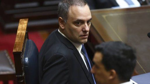 Prohibieron la salida del país a Manuel Adorni por peligro de fuga inminente