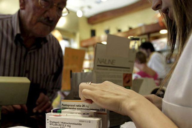 Largas filas. Los adultos mayores buscan mayores descuentos en las farmacias sindicales o mutuales de la ciudad.